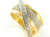 gros plan d'une bague en or et diamants sur fond blanc