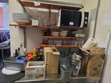 une petite cuisine avec beaucoup de désordre sur le plan de travail