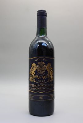la bouteille de vin est posée sur une surface blanche