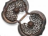 paire de broches anciennes en fer en forme de cœur sur fond blanc