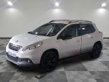 la voiture blanche est garée dans le garage sur le sol en damier