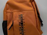 sac à dos couleur mandarine avec des bretelles noires et un logo dessus