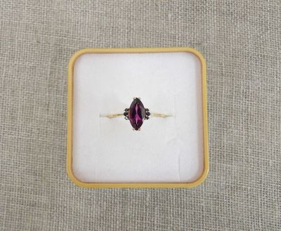Gros plan sur une bague contenant une pierre violette