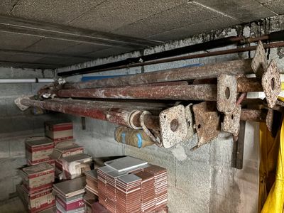 un tas de tuyaux qui se trouvent dans une pièce