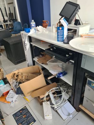 un bureau encombré sur lequel se trouvent un ordinateur et une imprimante