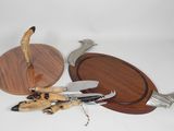 un couteau, un porte-couteau et d'autres objets posés sur une table