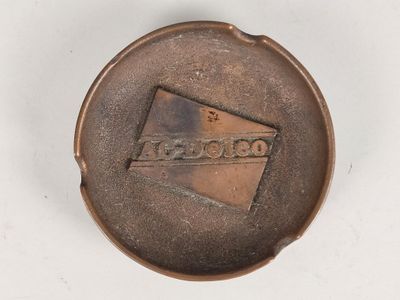 gros plan d'un objet métallique sur une surface blanche