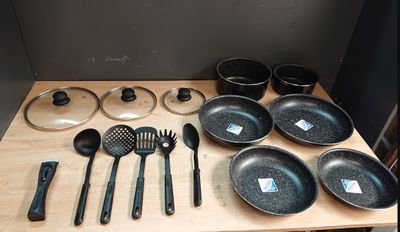 beaucoup de casseroles et de poêles sur la table