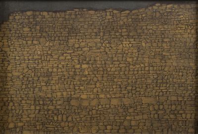 une photo d'un mur de pierre très ancien