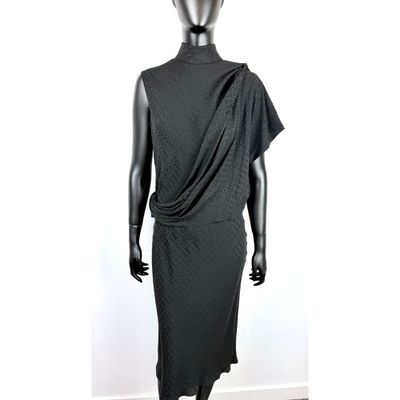 un mannequin portant une robe noire sur un mannequin mannequin mannequin mannequin mannequin mannequin mannequin mannequin mann