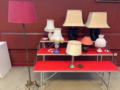 une table rouge avec deux lampes et une table rouge avec deux lampes