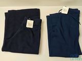 deux paires de pantalons pour homme posées côte à côte sur une table