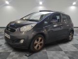 la voiture grise est garée dans le garage sur le sol en damier