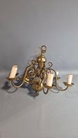 Un lustre de style hollandais en cuivre à six bras de lumièr…
