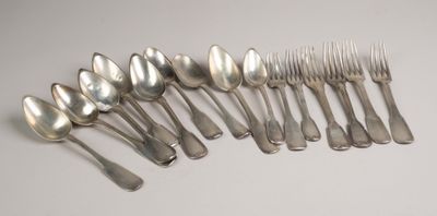huit cuillères et six fourchettes en métal argenté, disposées en rangée