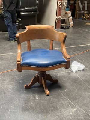 une chaise en bois avec une assise en cuir bleu dans une pièce