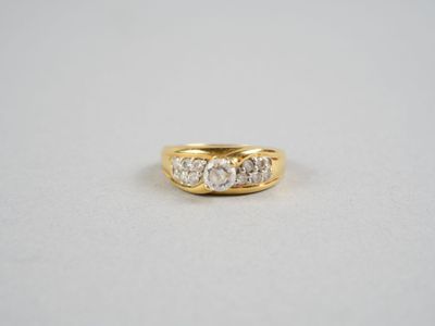 une bague en or jaune sertie de trois diamants sur fond blanc