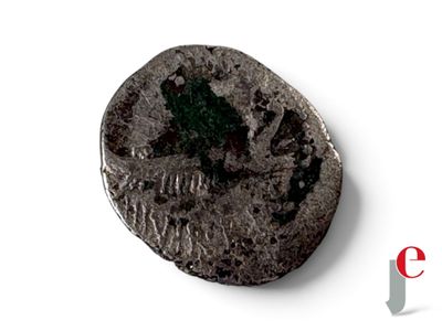 gros plan d'une pièce de monnaie sur une surface blanche
