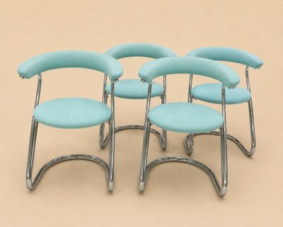 trois chaises bleues placées les unes à côté des autres sur une surface beige