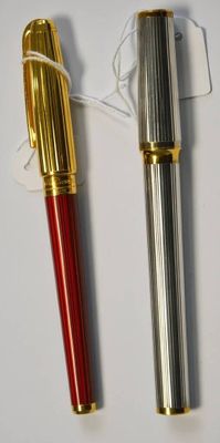 deux stylos posés l'un à côté de l'autre sur une table
