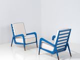 une paire de fauteuils bleu et blanc dans une pièce blanche