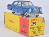une petite voiture bleue posée sur une boîte