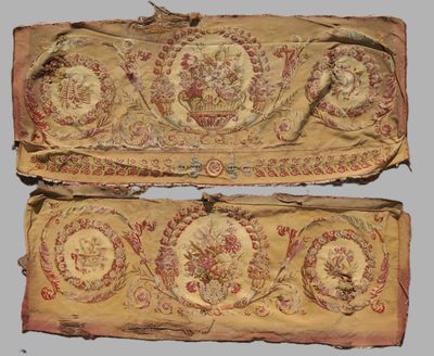 deux morceaux de tissu ornés de motifs floraux sur un fond gris