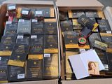 une boîte remplie de cigarettes posée par terre