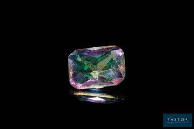 des tourmalines roses et vertes sur fond noir