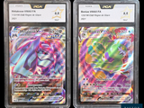 Deux cartes Pokémon sont présentées dans des pochettes en plastique sur un fond noir.