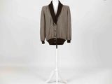 une photo d'un costume sur un mannequin, sur fond blanc