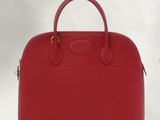 un sac à main en cuir rouge sur fond blanc