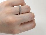 la main d'une femme avec une bague au doigt