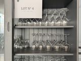 un buffet sur lequel sont posés de nombreux verres à vin