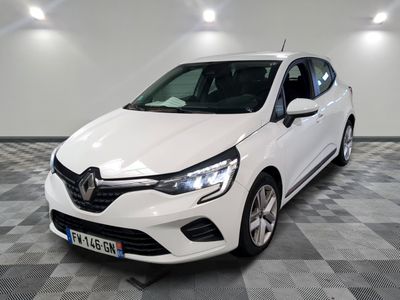 la voiture blanche est garée sur un sol en damier dans le garage