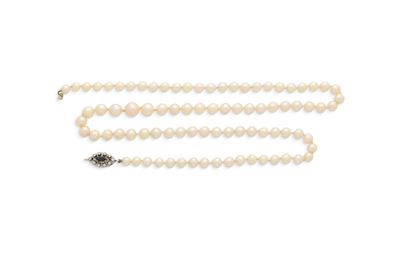 un collier de perles de culture et de diamants
