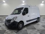 une camionnette blanche garée dans une grande pièce