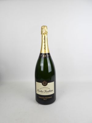 gros plan d'une bouteille de champagne sur une surface blanche