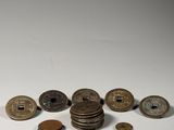 une pile de pièces de monnaie posée sur une table à côté d'une pile de pièces de monnaie