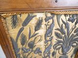 un gros plan d'une chaise ornée d'un motif floral