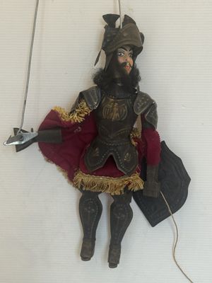 une figurine représentant un homme avec une épée, accrochée au mur