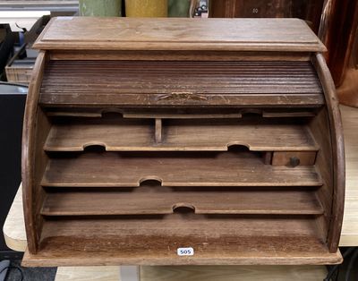 une boîte en bois posée sur une table