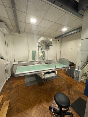une photo d'une pièce contenant du matériel médical