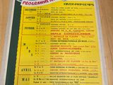 une affiche posée sur la table sur laquelle figure une liste d'éléments