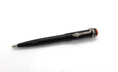 un stylo posé sur une surface blanche