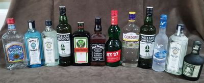 de nombreuses bouteilles d'alcool de toutes sortes alignées sur une chaise