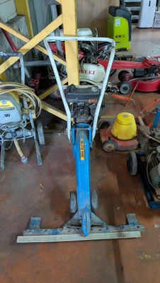 une machine bleue posée sur le sol