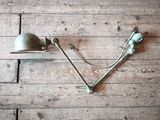 une lampe posée par terre à côté d'une autre lampe
