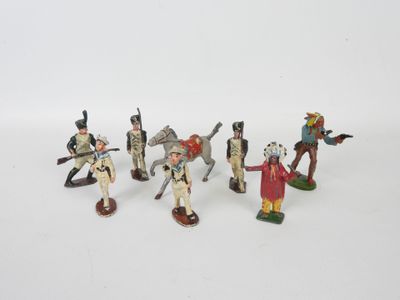 plusieurs figurines de soldats armés et en uniforme, posées sur une surface blanche