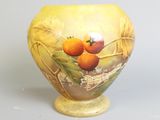 un vase jaune orné d'une peinture représentant des fruits